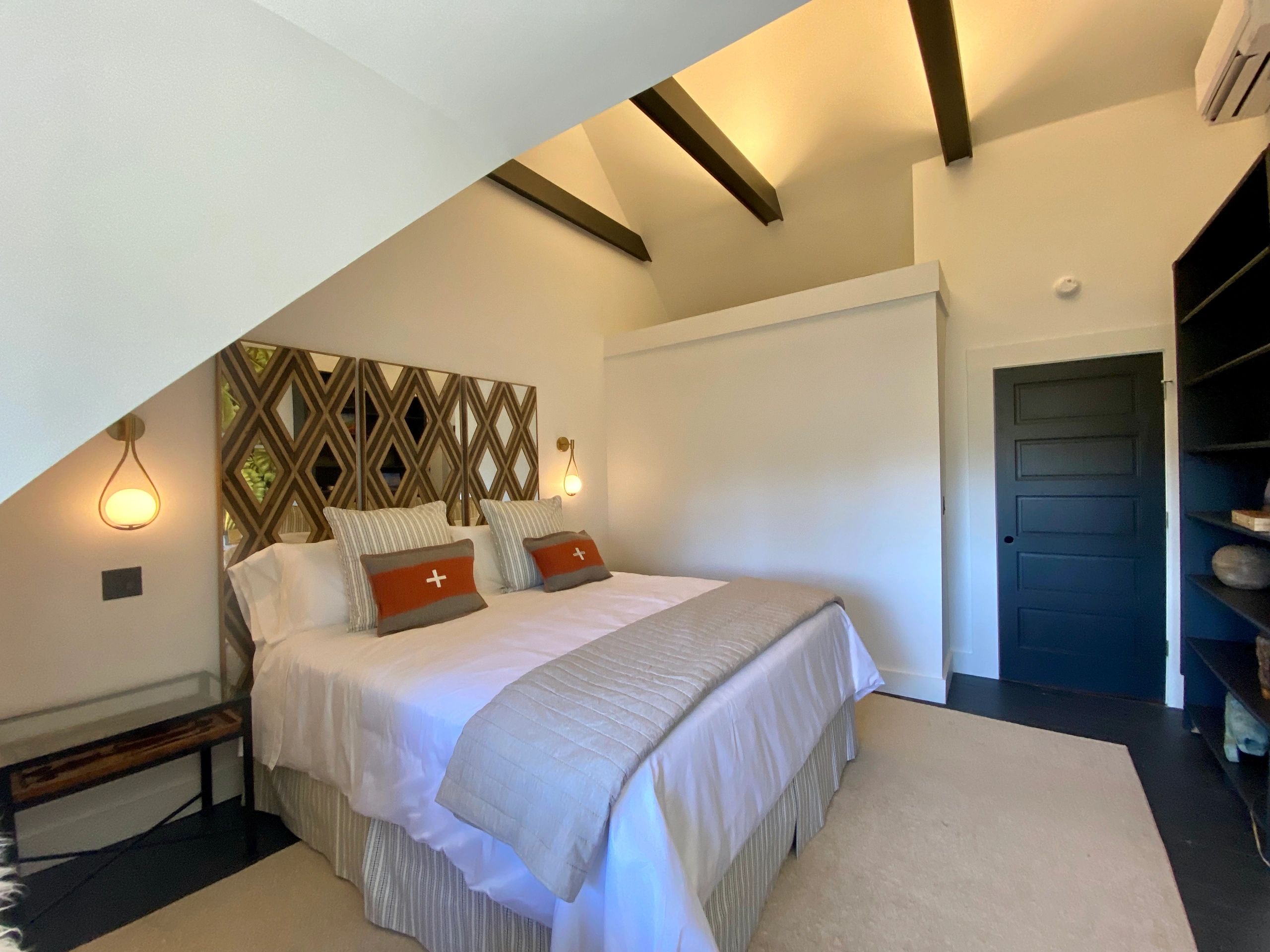 Suite 302 detail
